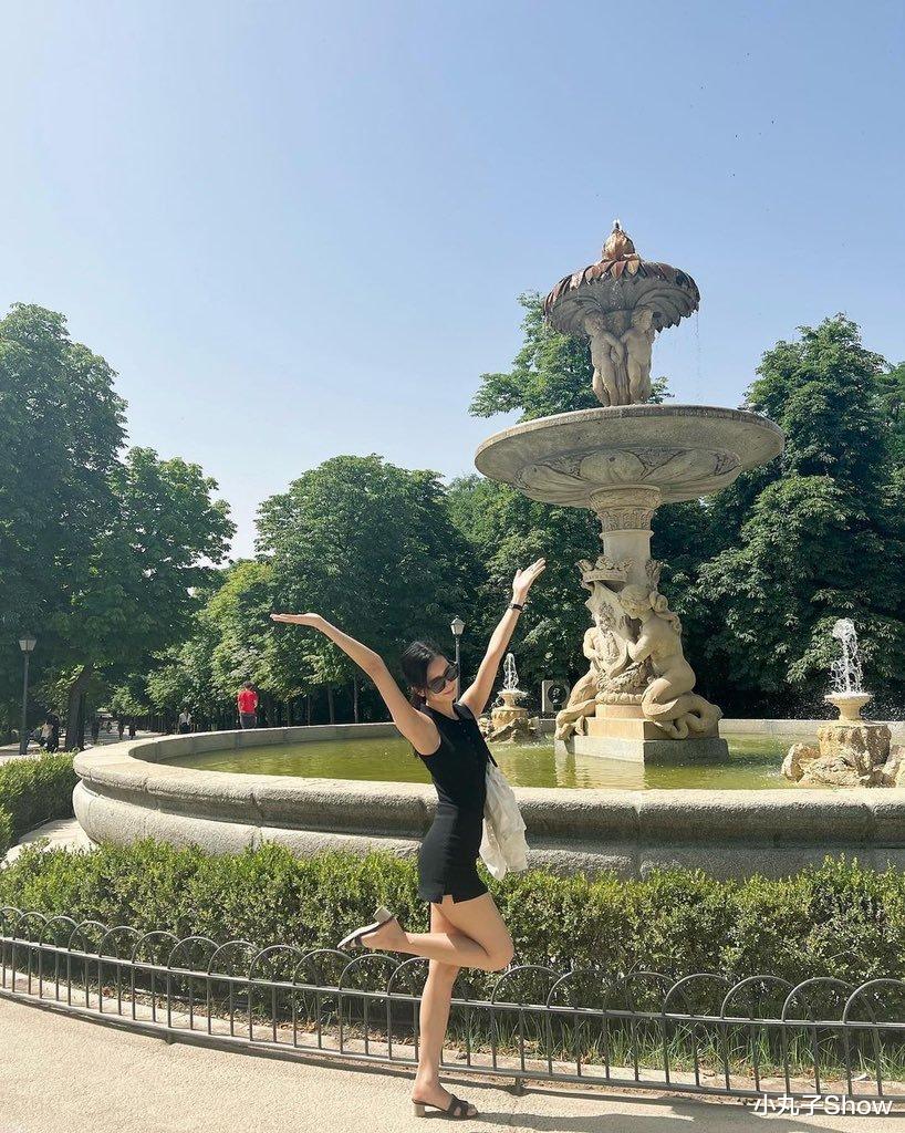 状态不错！Jisoo金智秀晒公园游玩随拍，简约紧身黑裙秀魔鬼身材