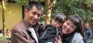 李菁菁|李菁菁第三次离婚，小21岁丈夫直播哭诉，说自己净身出户