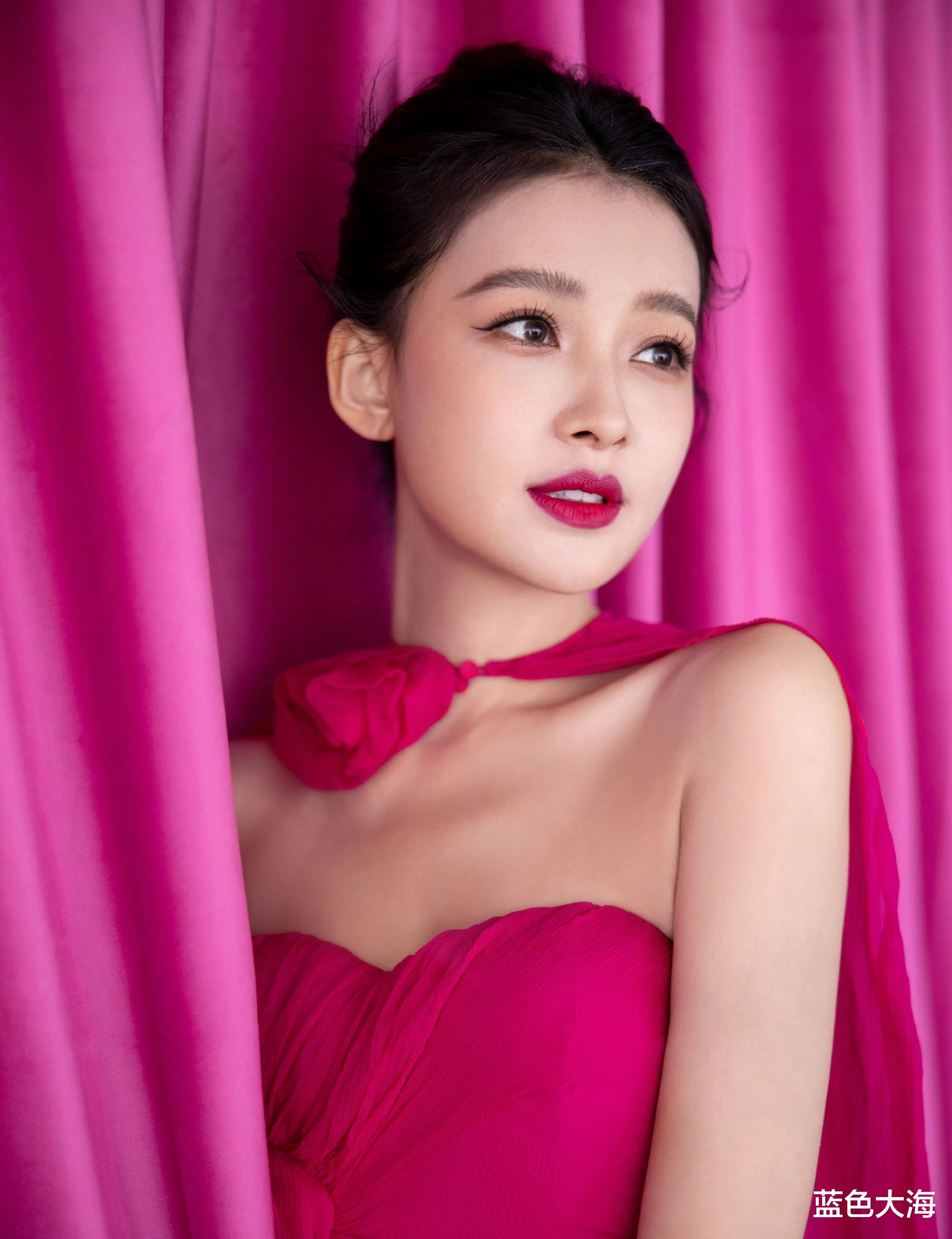 火龙果|孙怡真挺“敢”穿的，这么显黑的“火龙果裙”，她穿上就很显高级