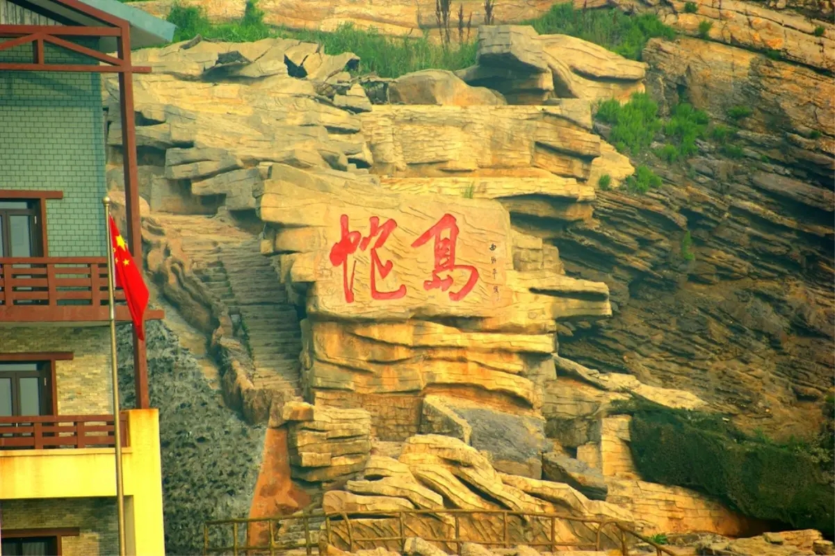 大连蛇岛疯狂"内卷":1平方公里2万条蛇,饿得一年休眠两次!