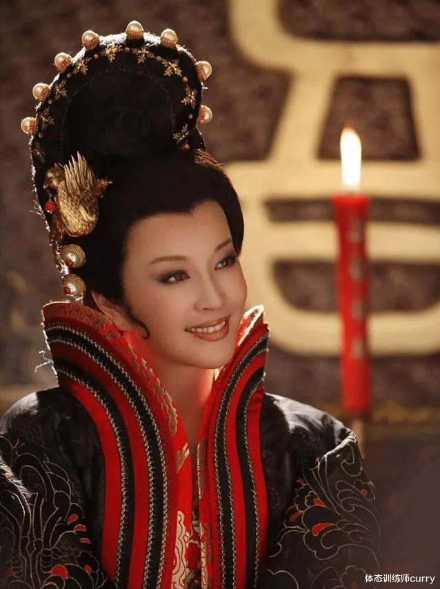 刘晓庆|66岁刘晓庆秀身材，不老女神实至名归，网友：这身材只有26岁