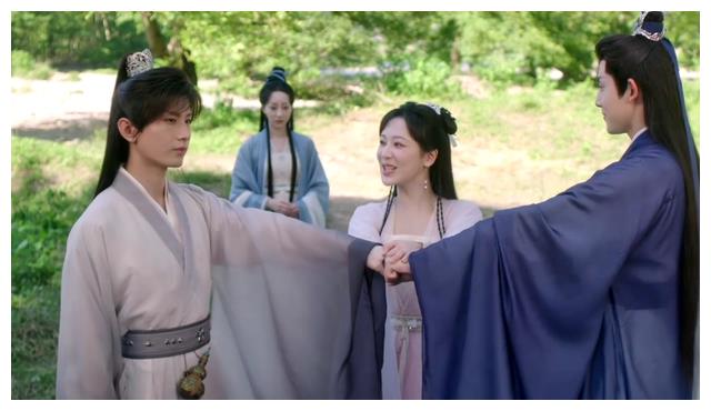 袁泉|《玫瑰之战》：袁泉不仅用美貌和演技撑起人设，还带火了一句台词