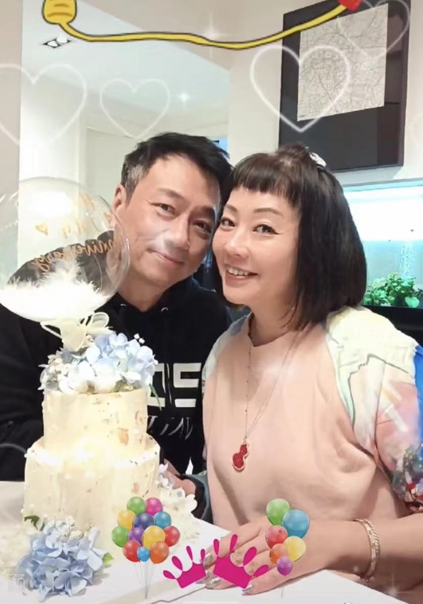 黎耀祥|57岁黎耀祥庆银婚纪念日！爱妻戴31万手镯气质出众，晒居家腻歪照