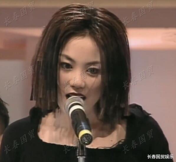 王菲|王菲25岁青涩旧照曝光，皮肤白皙五官精致，满脸胶原蛋白