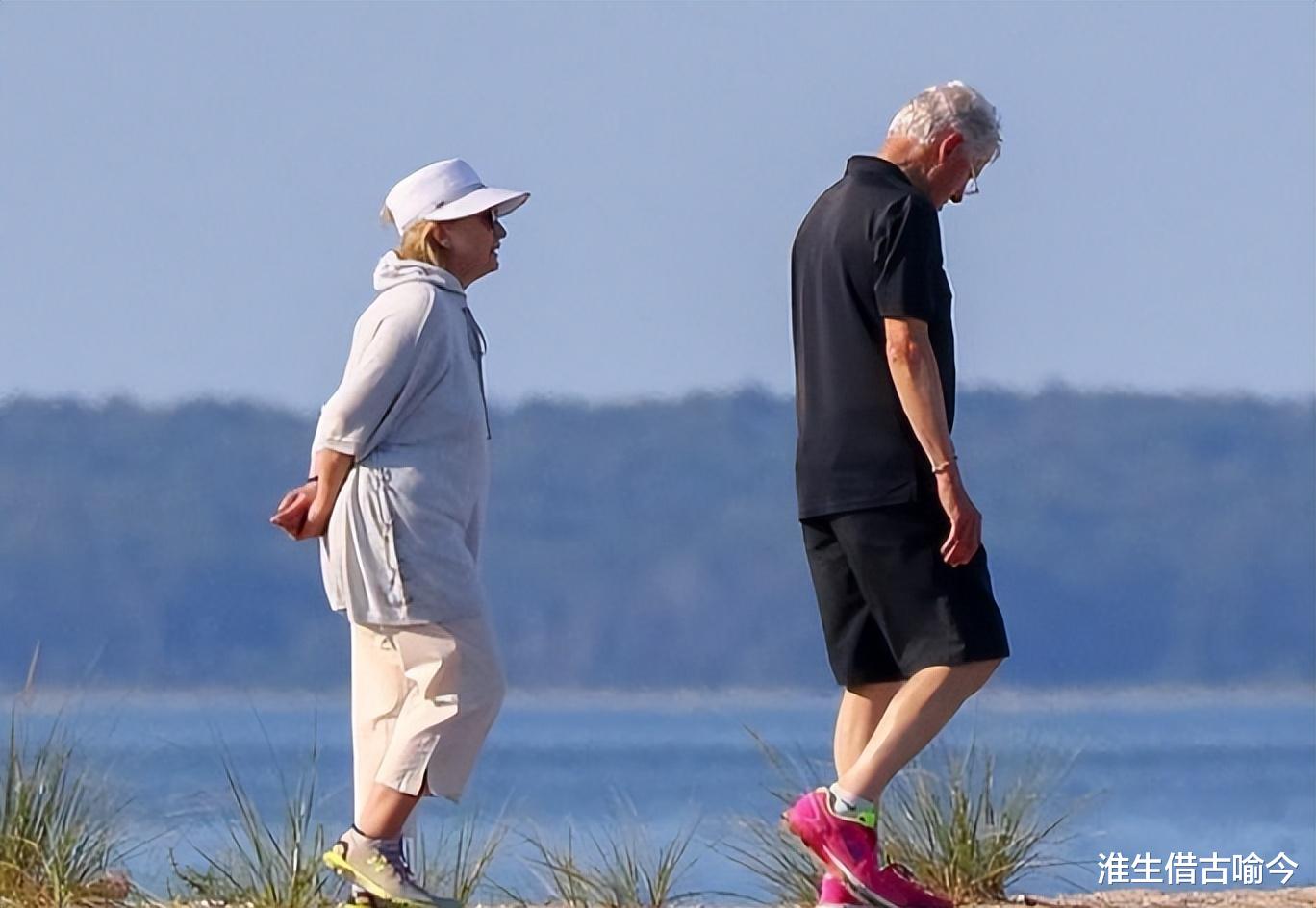 希拉里|希拉里年轻时靠美貌征服克林顿,如今74岁走红毯好臃肿,成胖大妈