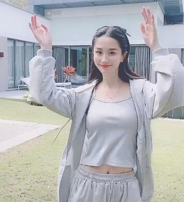 蓝心妍|蓝心妍别墅草坪上热舞,皮肤娇嫩肚脐眼旁未见赘肉,网友:极品