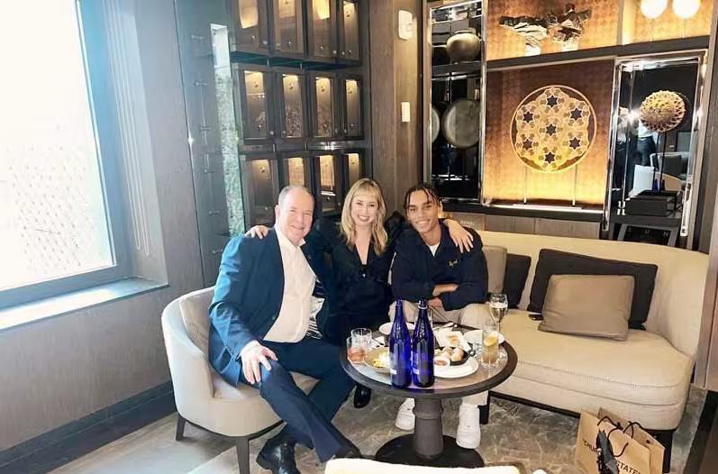 夏琳|出席活动的夏琳王妃唯美极了,眼神总露着一股让人难以靠近的悲凉