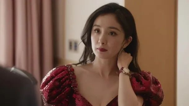 杨幂|杨幂新剧突开播　与许凯亲热点到即止