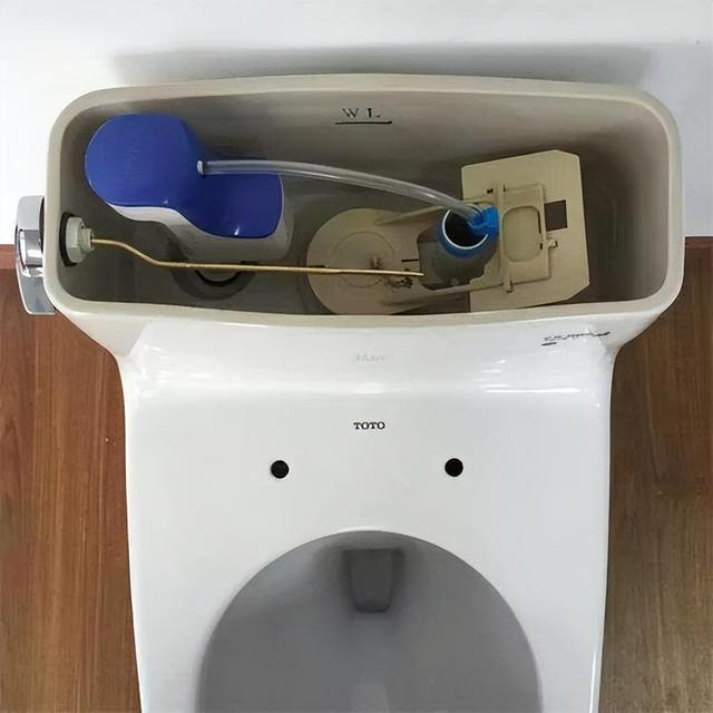 马桶为啥有“两个按钮”?这么简单的问题,却很少有人知道答案!