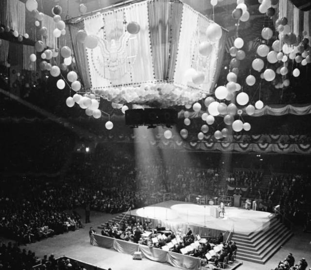 金·卡戴珊|3周减肥14斤，金卡戴珊把自己塞进梦露60年前的钻石裙，暴殄天物