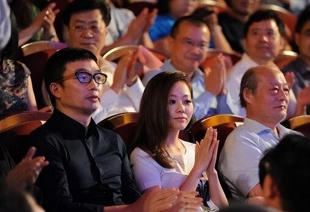 张靓颖|张靓颖：痴爱冯轲15年，被骗走数亿身家，现俩人天差地别