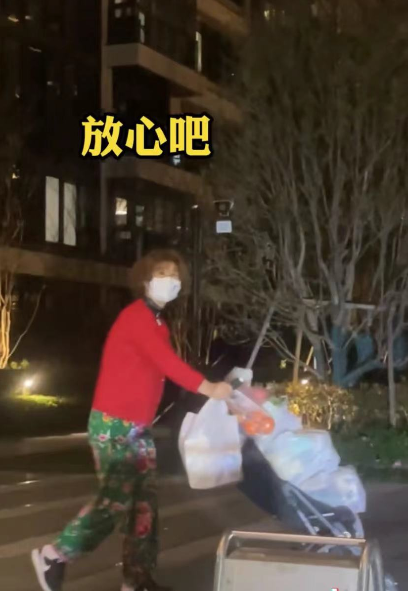 吴雅婷|33岁女艺人小区被封无法回家！深夜为家人送物资，和幼女隔空喊话