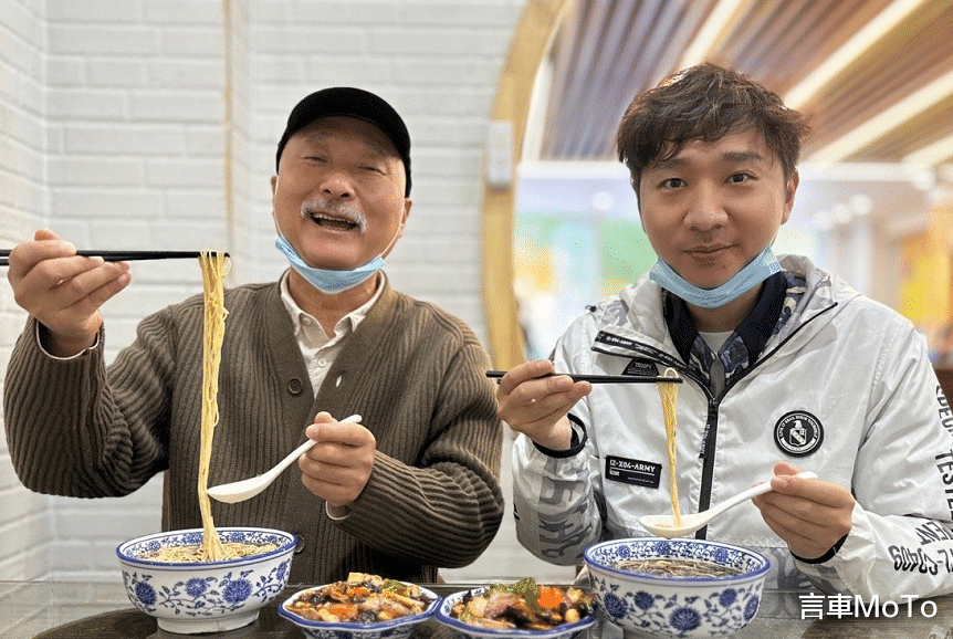 陈佩斯|没孝心?母亲去世不满15天,陈佩斯戴红围巾出镜,妹妹开心去旅游