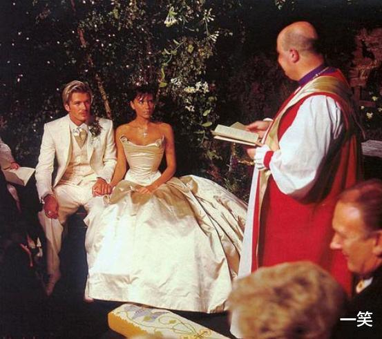 贝克汉姆|贝克汉姆23岁长子大婚，穿白色礼服致敬父母，婚宴上被女方立家规