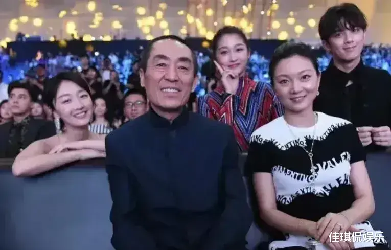 张艺谋|张艺谋娇妻罕见爆照，一袭芭蕾舞裙显年轻，相差31岁爱情令人羡慕