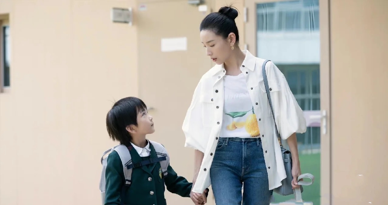 董洁的私服简直是一股清流,简约清爽,不刻意凹造型也很美!