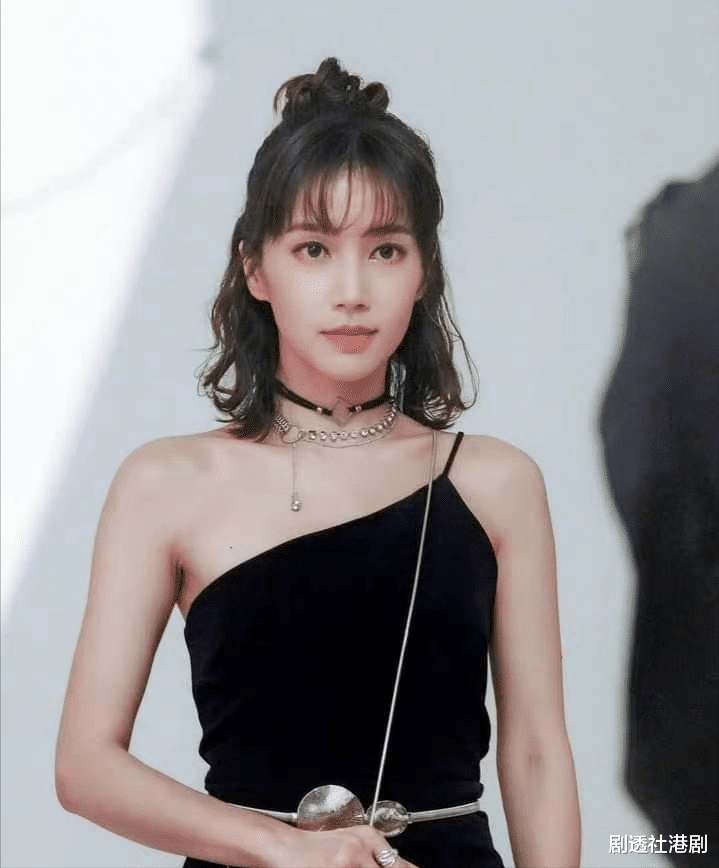 迪丽热巴|TVB性感小花首演贤妻良母,4场哭戏感染力十足,获赞演技大有进步