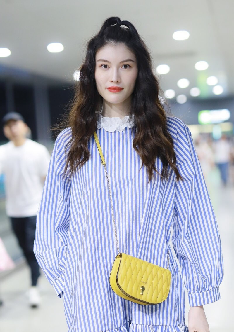 发型 半扎半散的发型怎么扎好看?扎个半马尾很美,简单优雅又时尚。