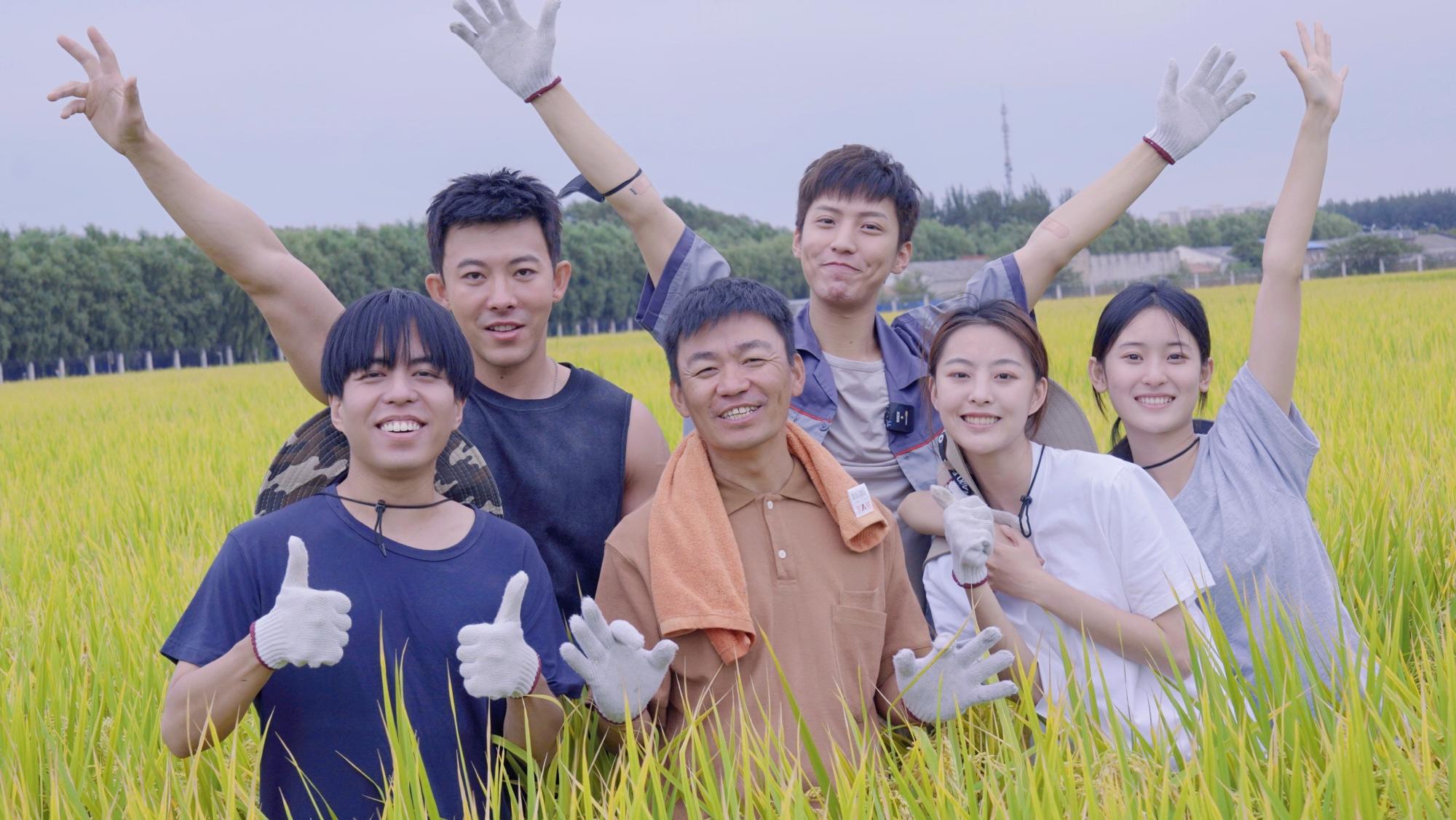 王宝强|网友偶遇王宝强喝茶，扮相斯文大口抽雪茄，与友人谈笑风生很惬意