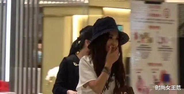 温碧霞|温碧霞在寺庙被偷拍！脸坑洼不平有老人样子了，还想着装嫩不假吗