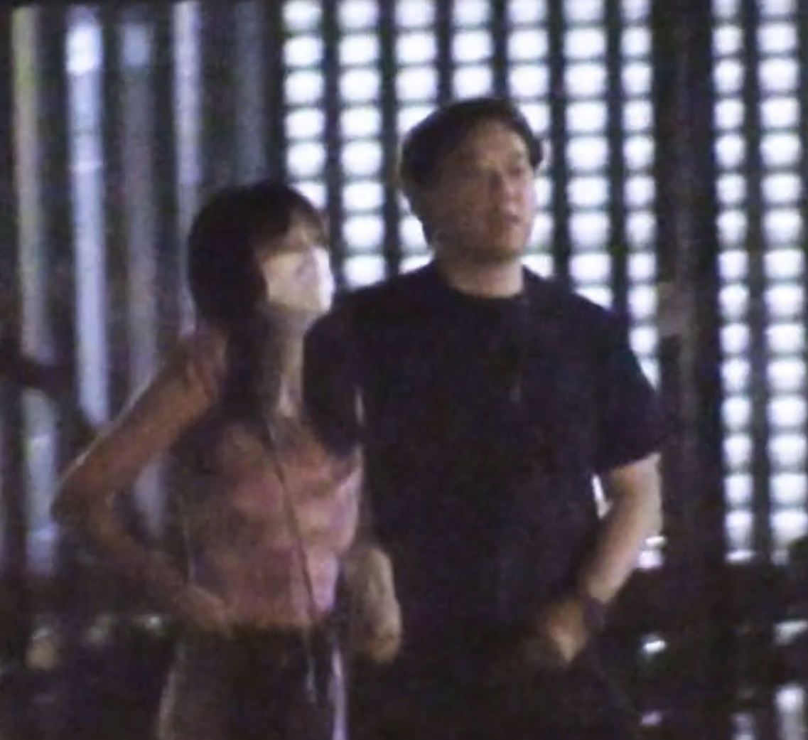 拥抱|32岁女星恋情曝光!深夜穿吊带与神秘男牵手拥抱,举止亲密疑同居