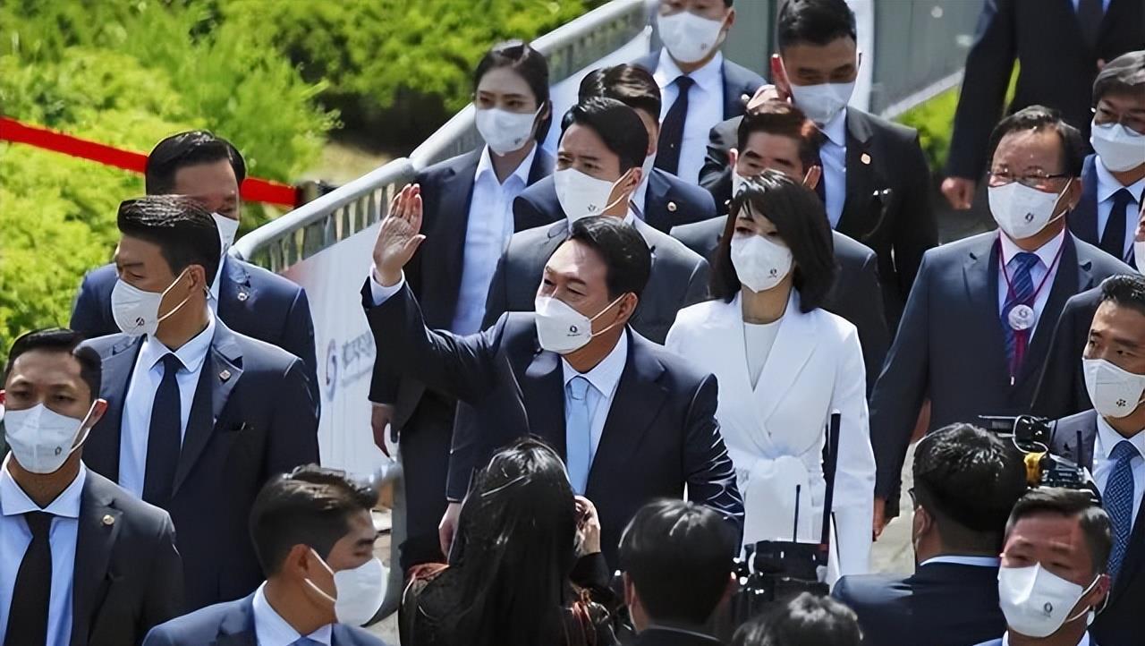 姐姐 韩国新第一夫人正式亮相！留法式刘海打扮韩范，与整容前差别太大