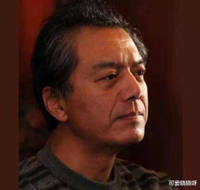 薛飞|“央视最帅主播”薛飞，巅峰时辞职出国摆地摊，今64岁当起了教授