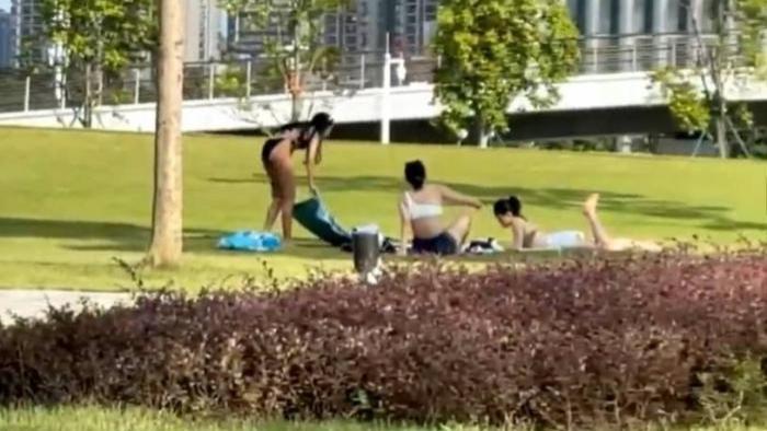 广州三名比基尼美女在草坪上晒日光浴，均中暑昏迷住院