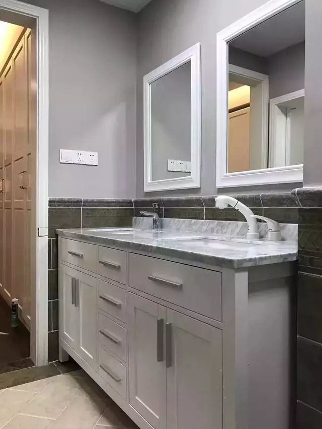 卫生间太拥挤?教你怎么把镜子和收纳柜完美结合!