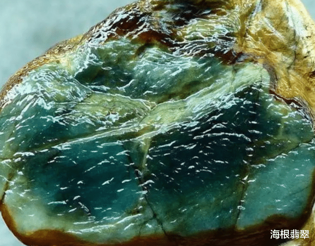 翡翠|翠友1万8入手一块丑料子，开窗竟“一片春色”，最终成品让他心满意足！