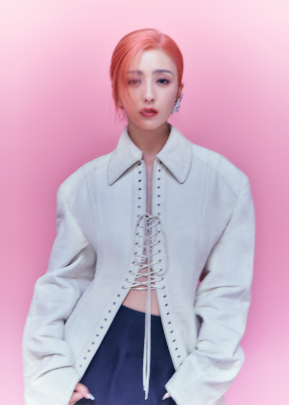 佟丽娅|38岁佟丽娅穿西装秀腹肌好，染粉色发穿渔网袜，打造时尚潮流