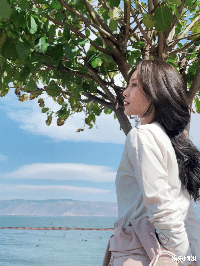 刘诗诗|刘诗诗春日户外写真出炉！朴素装扮好清纯，微露侧颜尽显女神风范