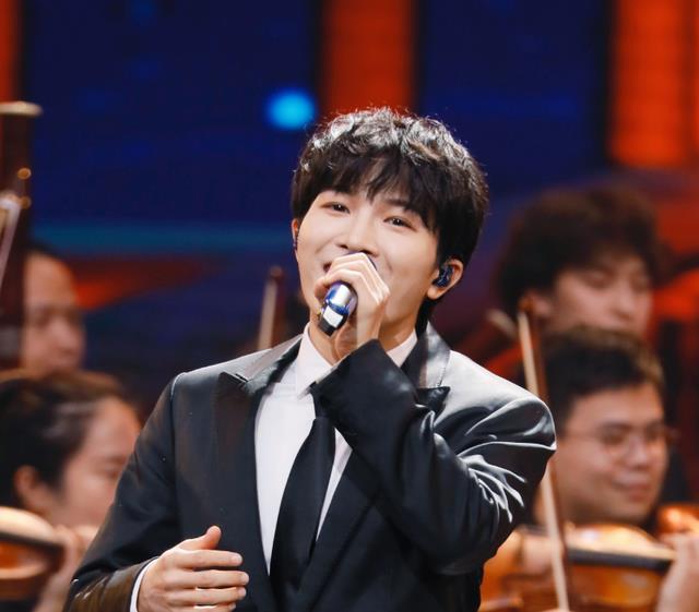 周深|央视2022七夕晚会,周深献唱《如愿》教科书式唱功,彻底征服官媒