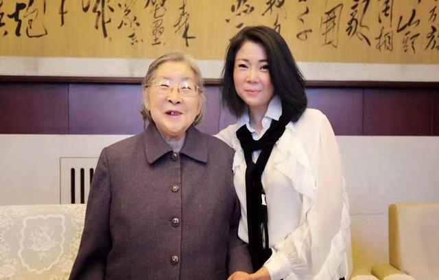 孔东梅:毛爷爷的亲外孙女,下巴也有一颗痣,疫情期间捐款4500万