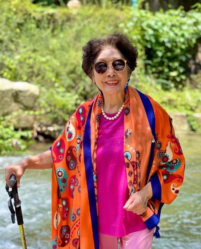 穿衣搭配 耄耋之年的女人，要少穿老年装！学这位82岁阿婆的穿搭，好显气色
