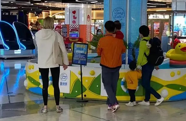 撒贝宁|撒贝宁一家4口逛街,全程只抱女儿不顾儿子,在李白身边显“娇小”