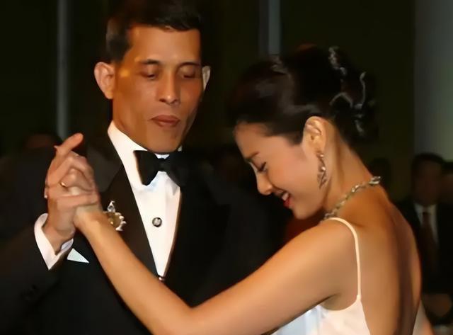 苏提达|苏提达素颜轮廓肤色黝黑，往昔旧照毫无美感，继位加冕脱胎换骨