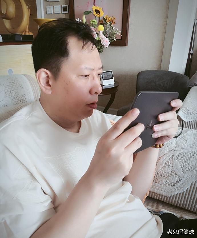 辽宁男篮|辽篮助教晒幸福时刻，娇妻动手为他理发，休闲时光玩吃鸡游戏