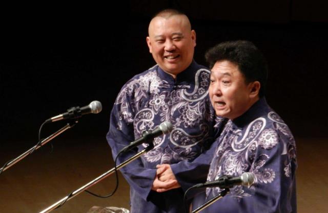 岳云鹏|德云年终奖金太惹眼，岳云鹏金条拿到手软，谦大爷就得到一张卡？