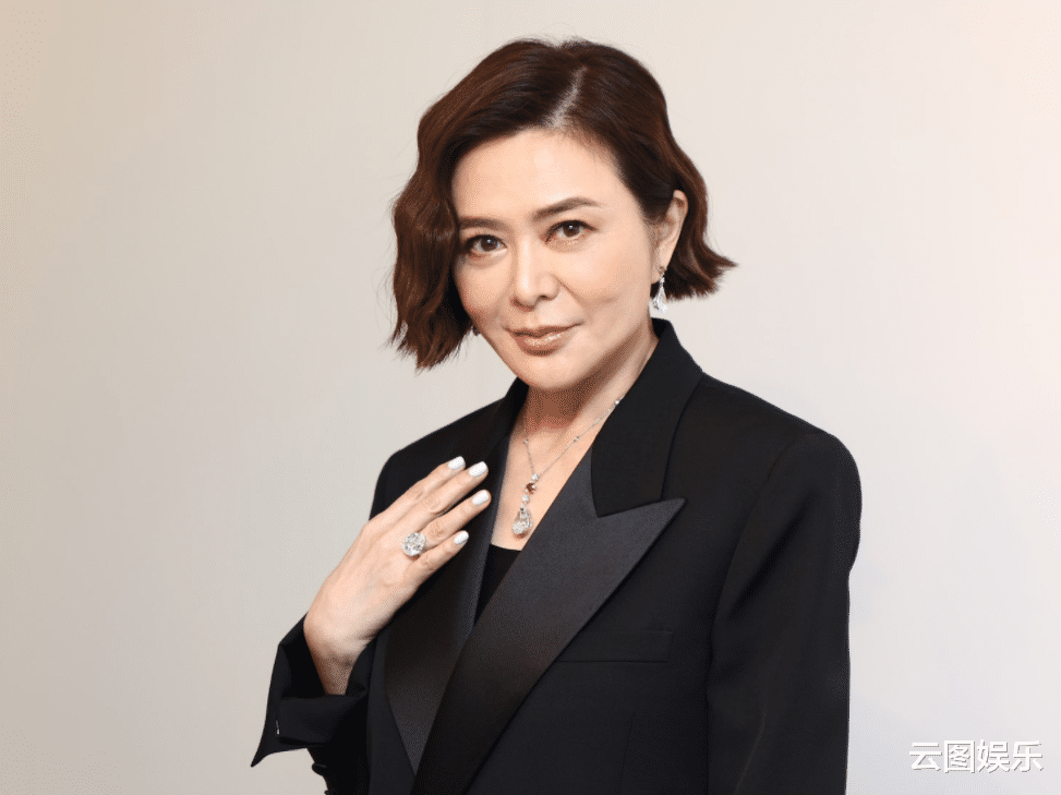 关之琳|60岁关之琳背30万包现身街头,独自出行没保镖,低头玩手机无人识