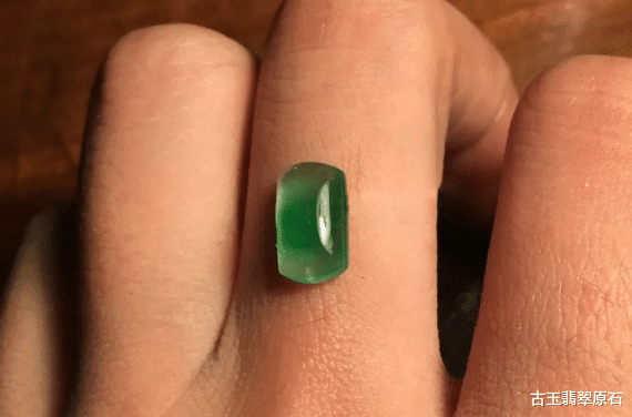 翡翠|大哥花8000淘到的一块翡翠小料,切开之后进色化色,做件稳回本的原石!