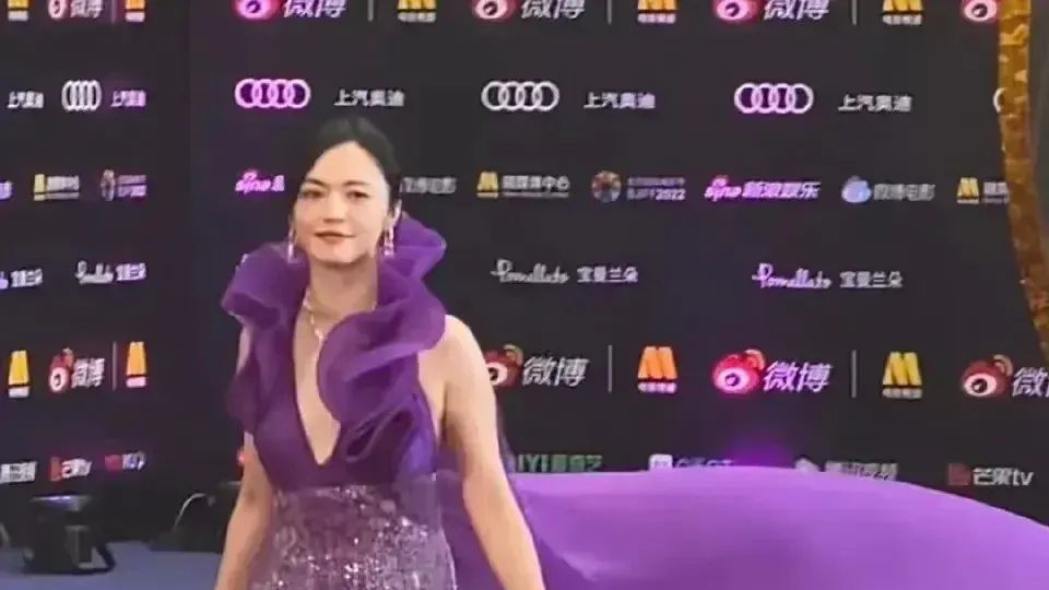 发型 2022年，红毯上的“妖魔鬼怪”，胖头鱼、犀利姐，紫色妖姬是巅峰