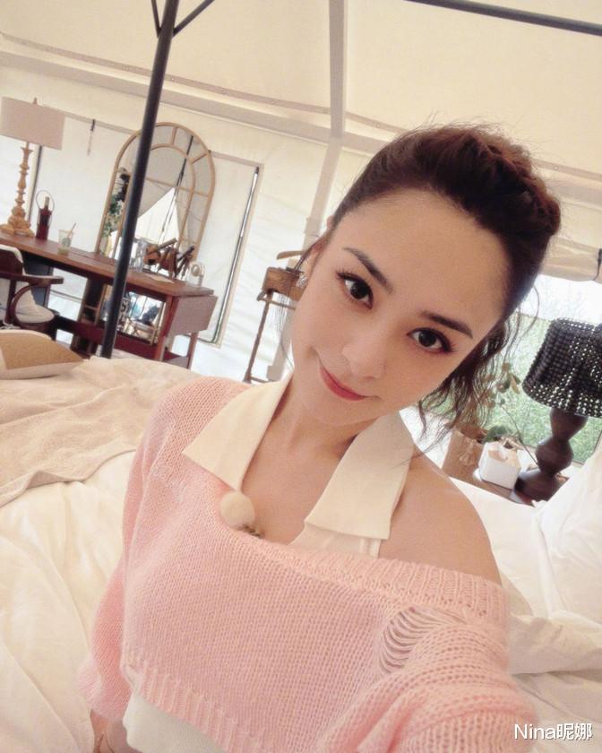 阿娇|阿娇自拍近照，41岁穿粉色露肩毛衣看着像90后，歪头杀上线好俏皮