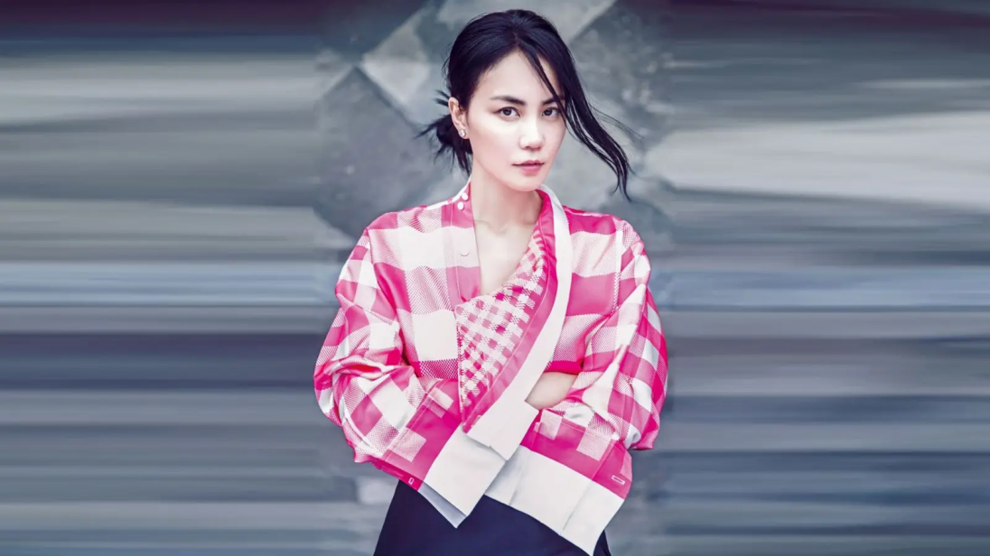 王菲|王菲和王家卫罕见同框，穿白裙优雅迷人，和前夫母亲相处很好