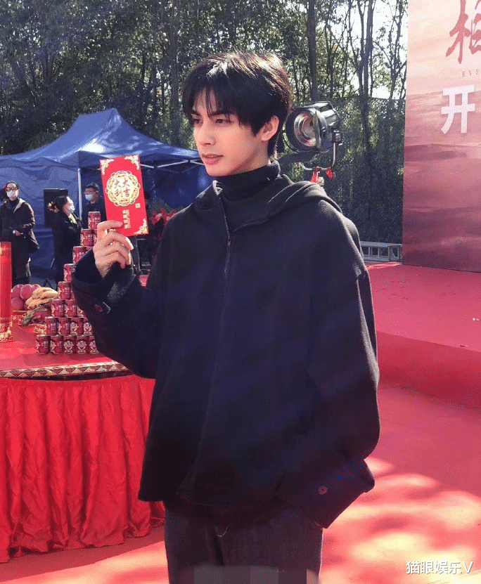 宋威龙|杨颖宋威龙新剧开机,两人现身同框太养眼,女方古装造型太抢镜