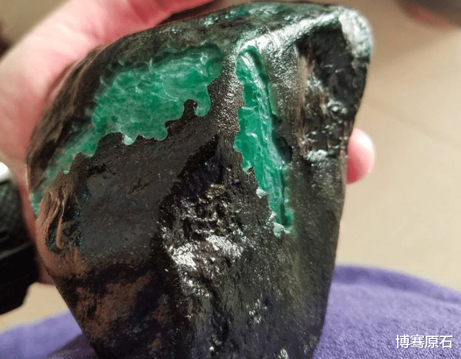 翡翠|8公斤的料子切得只剩6厘米？但“狗屎地里出高绿”，凭这6厘米都能翻个10倍