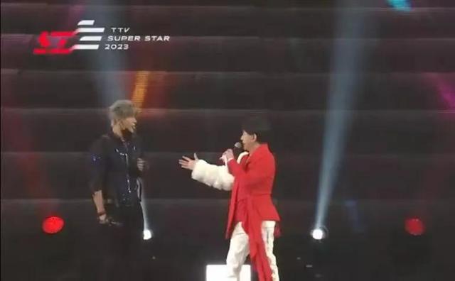 台湾|林志玲老公压轴中国台湾春晚，与受热捧的劣迹艺人罗志祥热烈握手