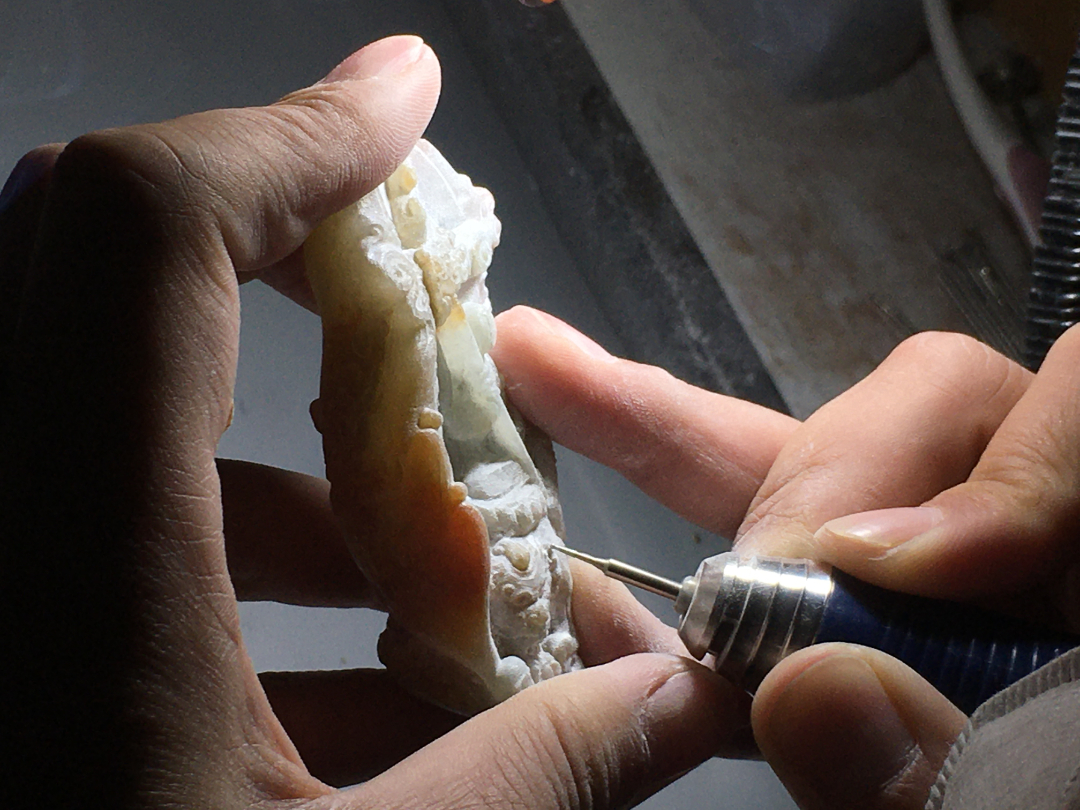 中元节|中元节遥寄故人：玉雕师精雕细琢以翡翠之名，行思念之实。