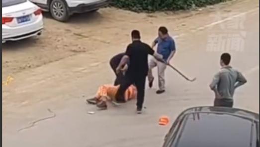 “太嚣张了！”，辽宁沈阳市，一名身穿环卫工服饰的男子被多人殴打。