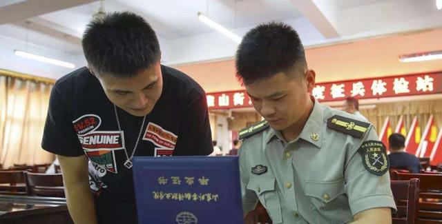 招聘|大学生迎来好消息！2022年直招军官公告，年薪15万起步还有寒暑假